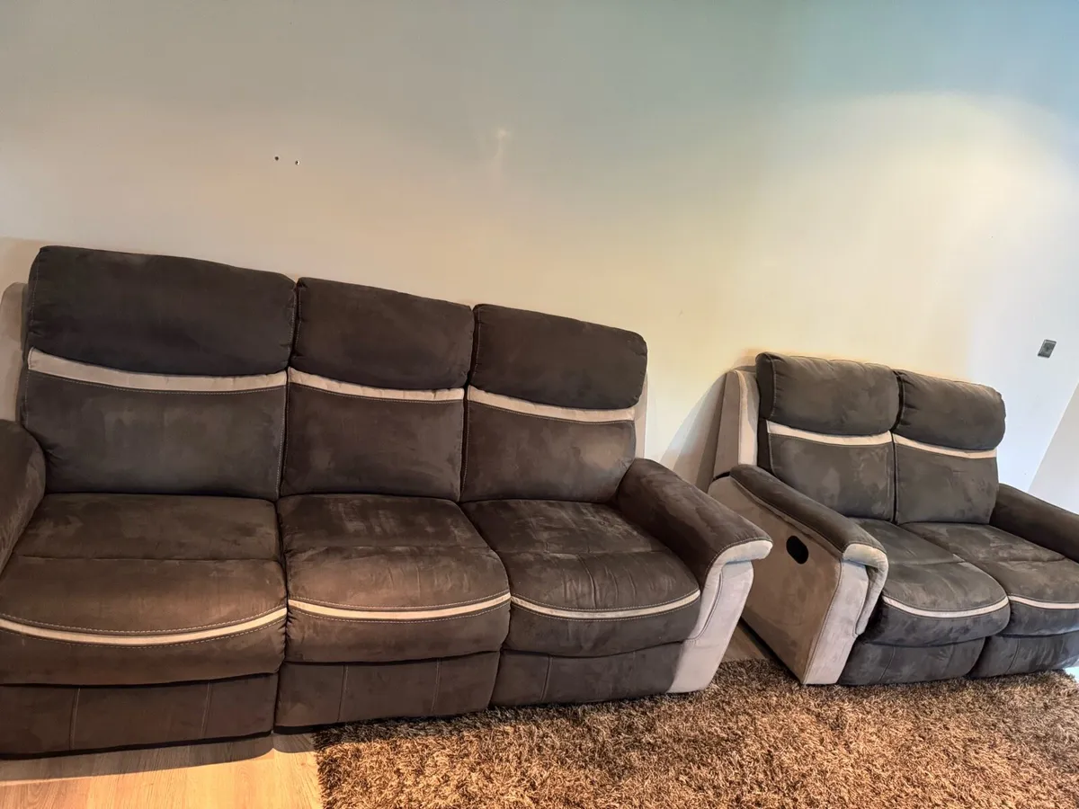 Harvey Norman 3+2 seater recliner suite - Image 1