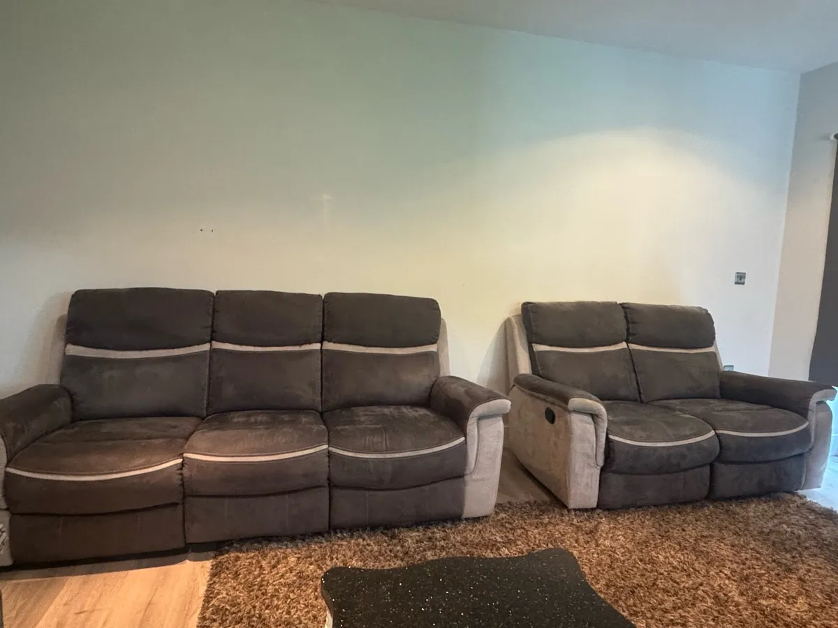 Harvey Norman 3+2 seater recliner suite - Image 2