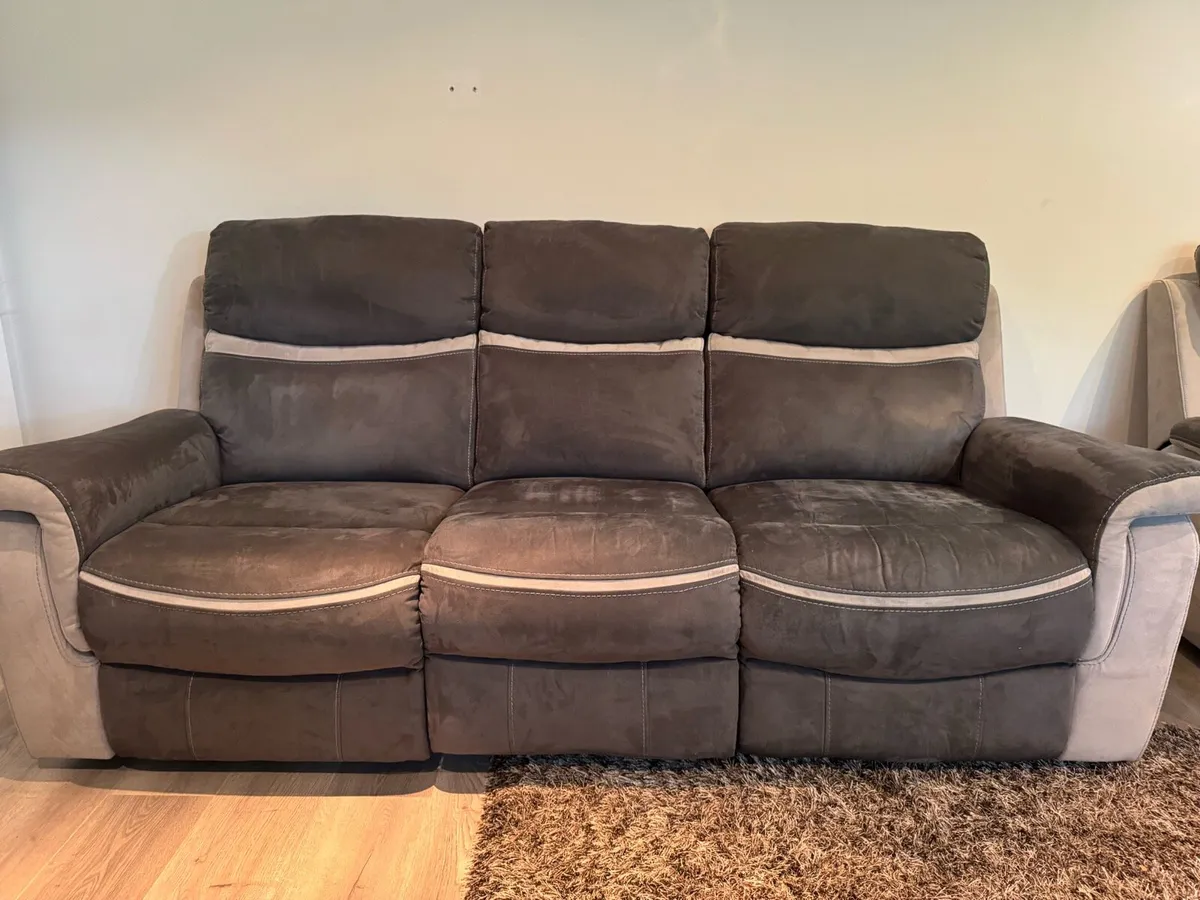 Harvey Norman 3+2 seater recliner suite - Image 3