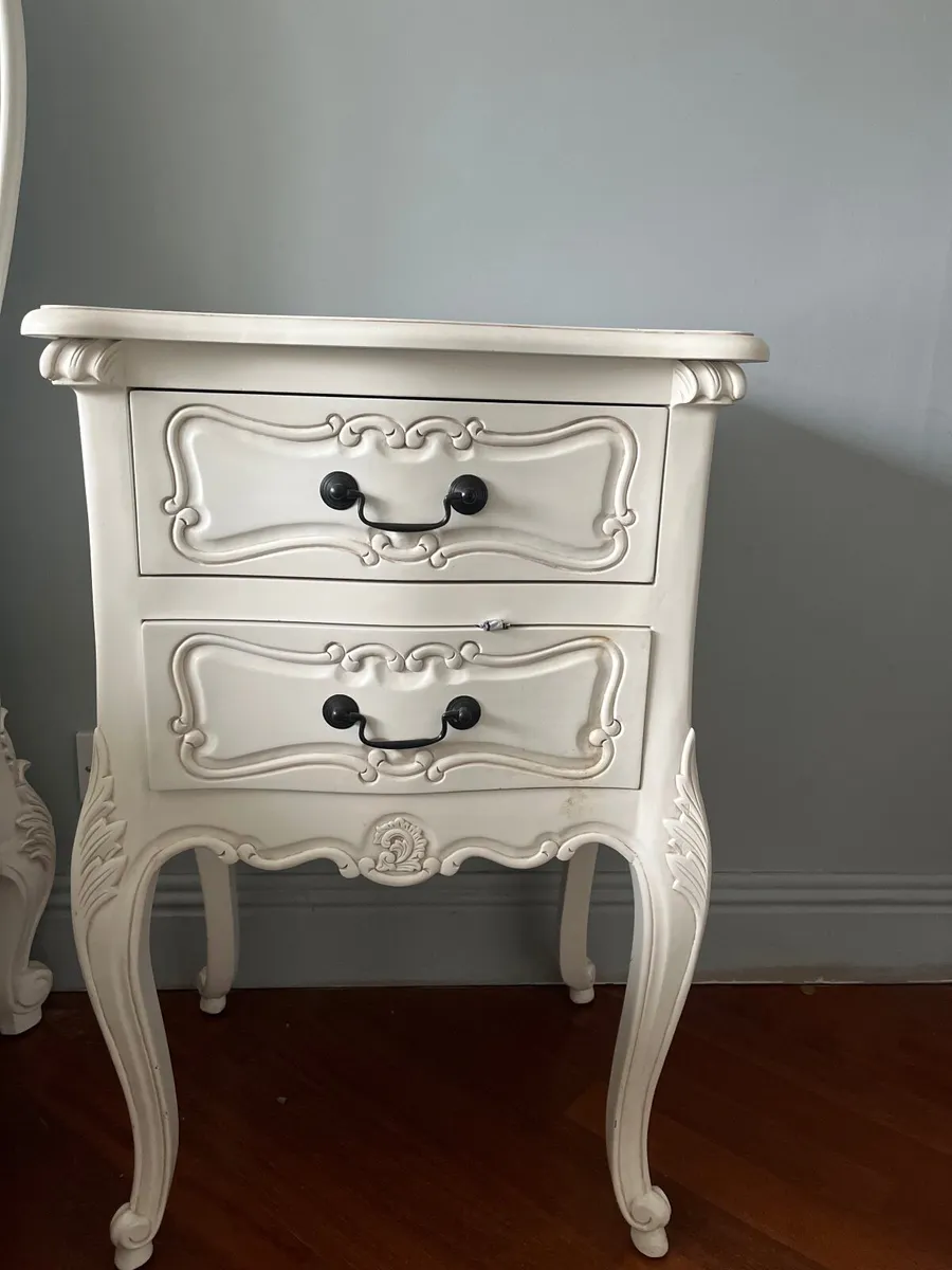 Bed, side tables and chest of drawers - Image 1