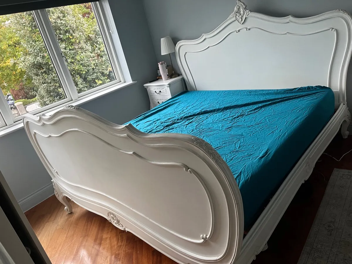 Bed, side tables and chest of drawers - Image 2