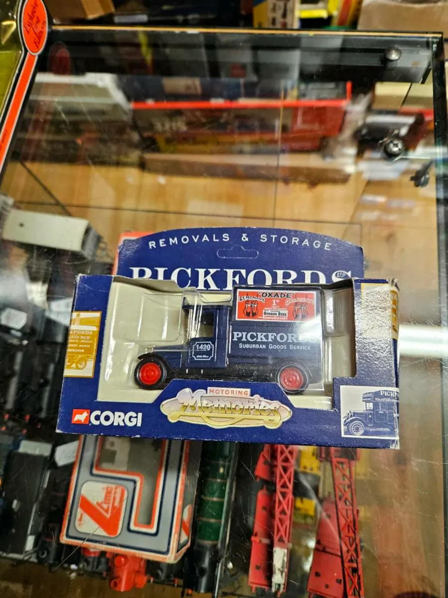 Corgi Pickfords Van