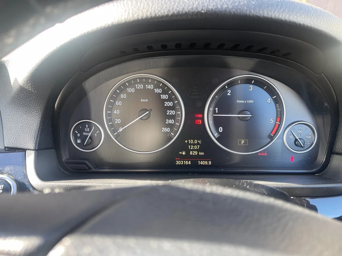 BMW 5-Series 2011 - Image 2