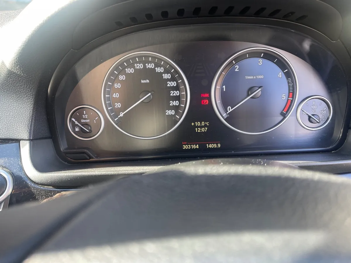 BMW 5-Series 2011 - Image 3