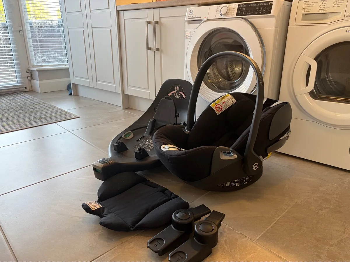 Cybex Cloud Z I size car seat and base - Image 1