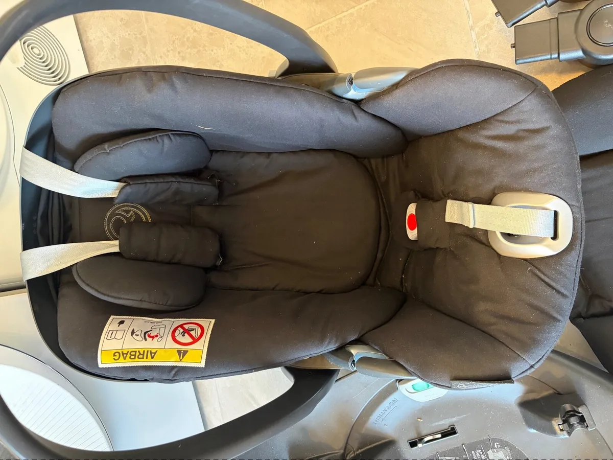 Cybex Cloud Z I size car seat and base - Image 3