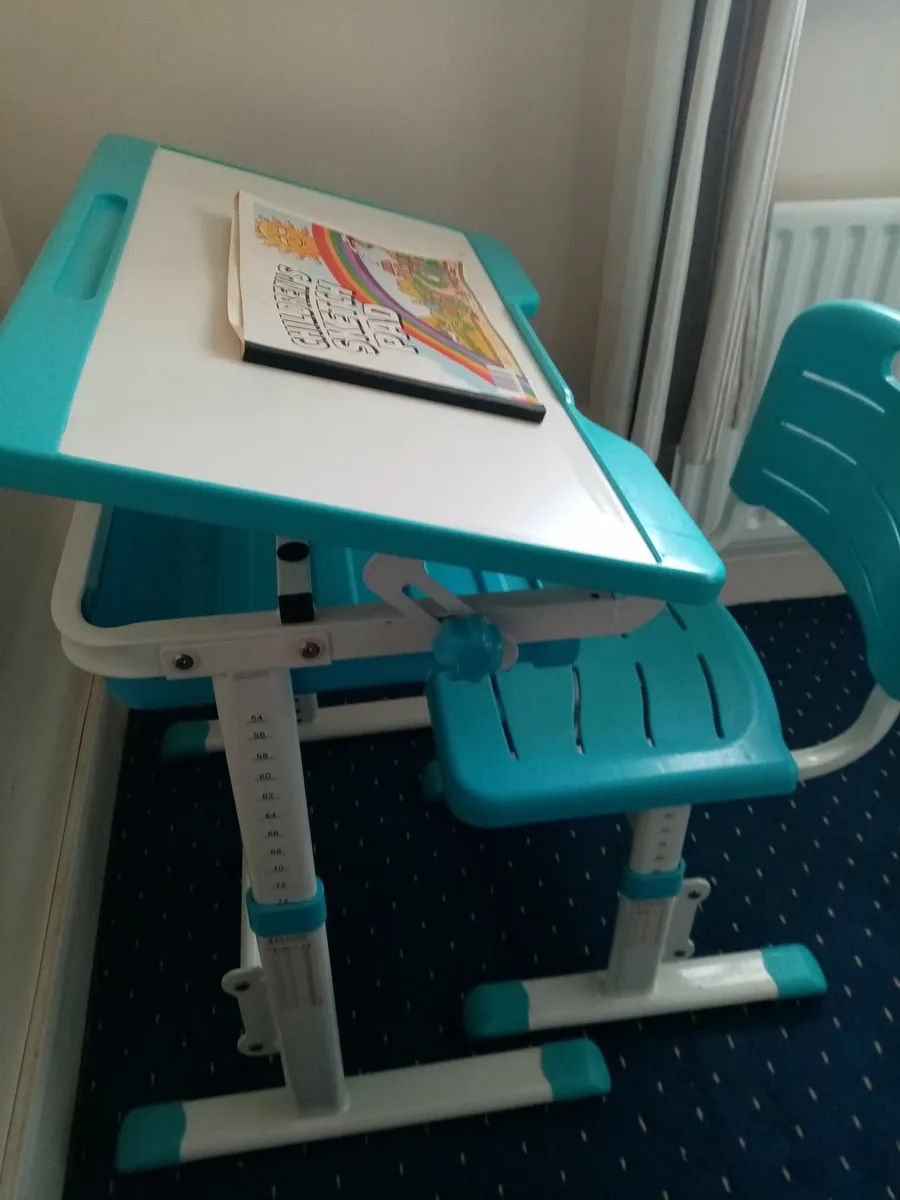 Kid's writing and arts table - Image 1