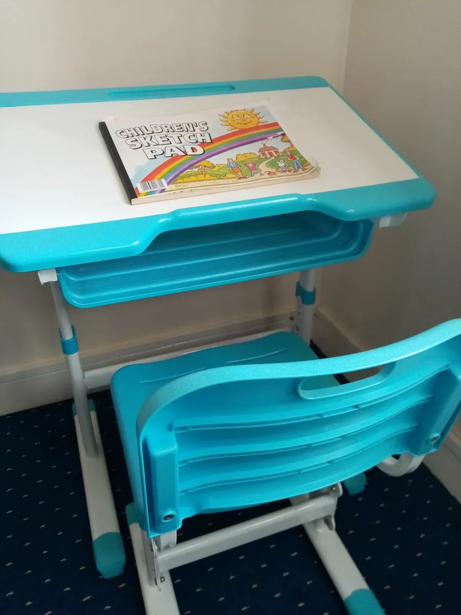 Kid's writing and arts table - Image 2