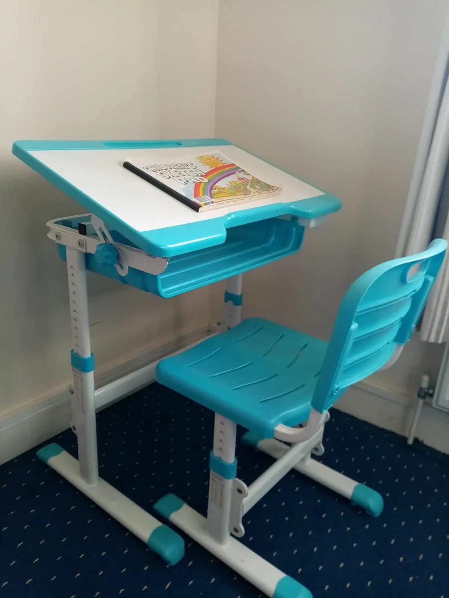 Kid's writing and arts table - Image 3