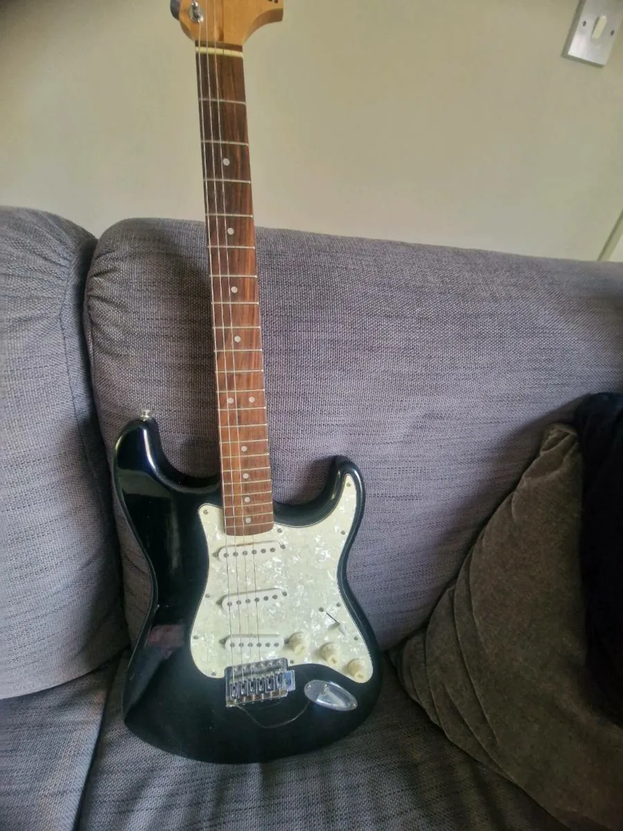 Electric guitar - Image 1