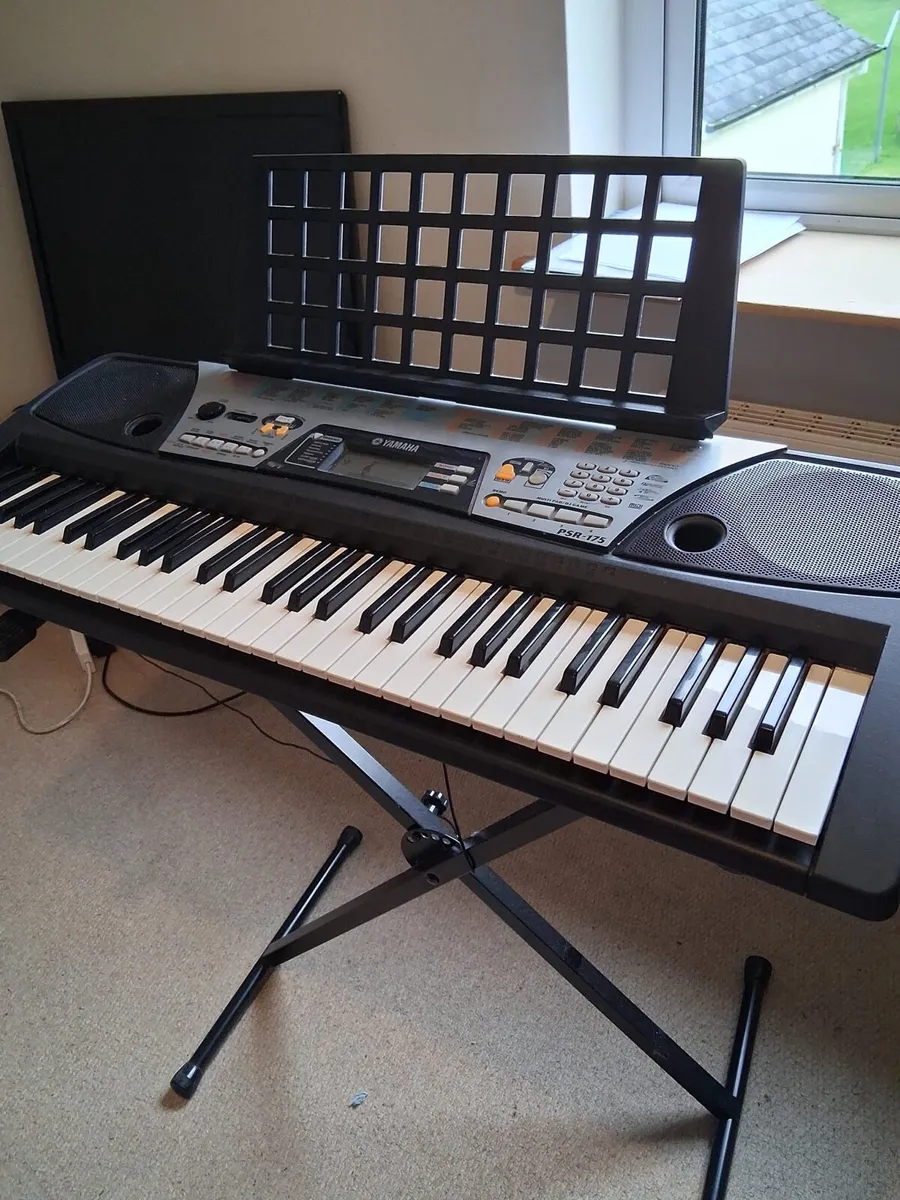 Yamaha PSR-175 Keyboard With Stand - Image 1