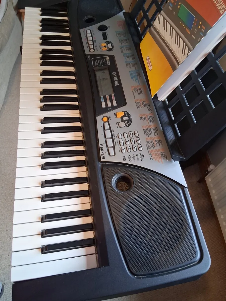 Yamaha PSR-175 Keyboard With Stand - Image 4