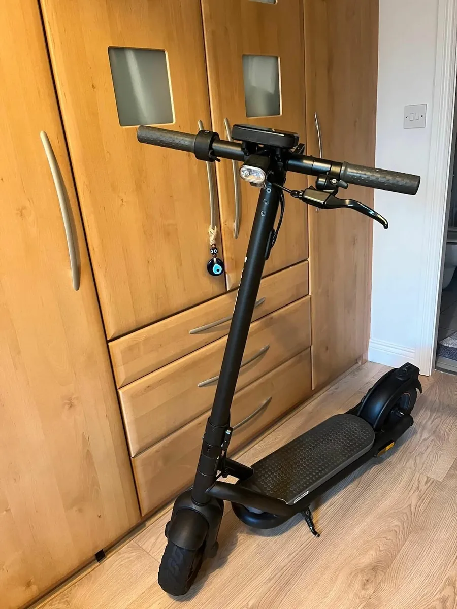 NAVEE Electric Scooter - Image 1