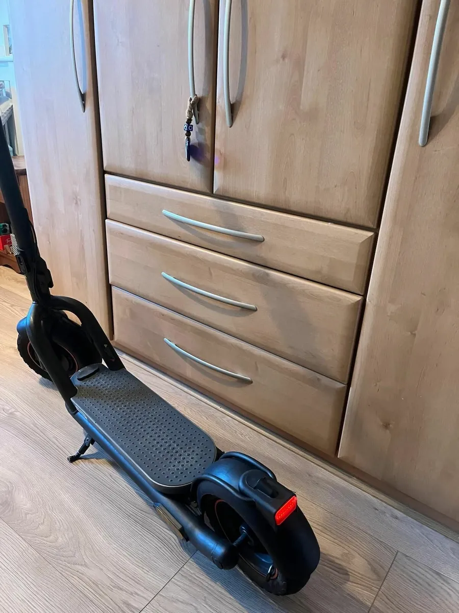NAVEE Electric Scooter - Image 2