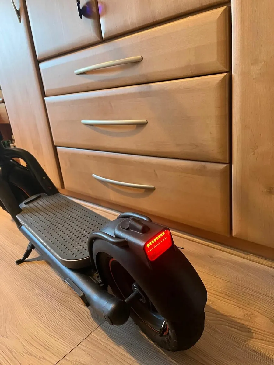 NAVEE Electric Scooter - Image 4
