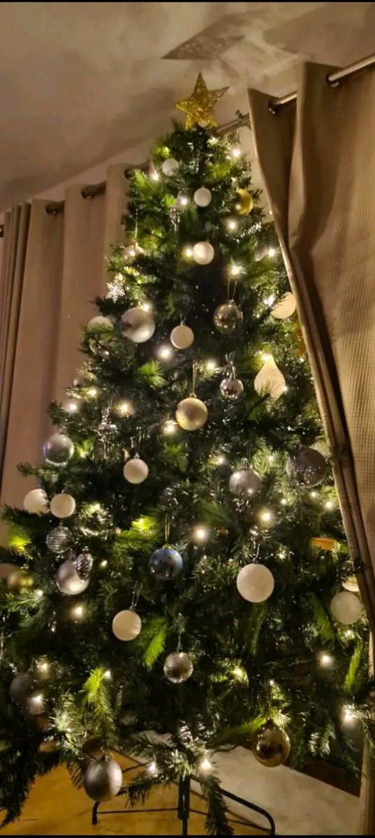 Artificial Christmas Tree 130cm x 7ft - Image 4