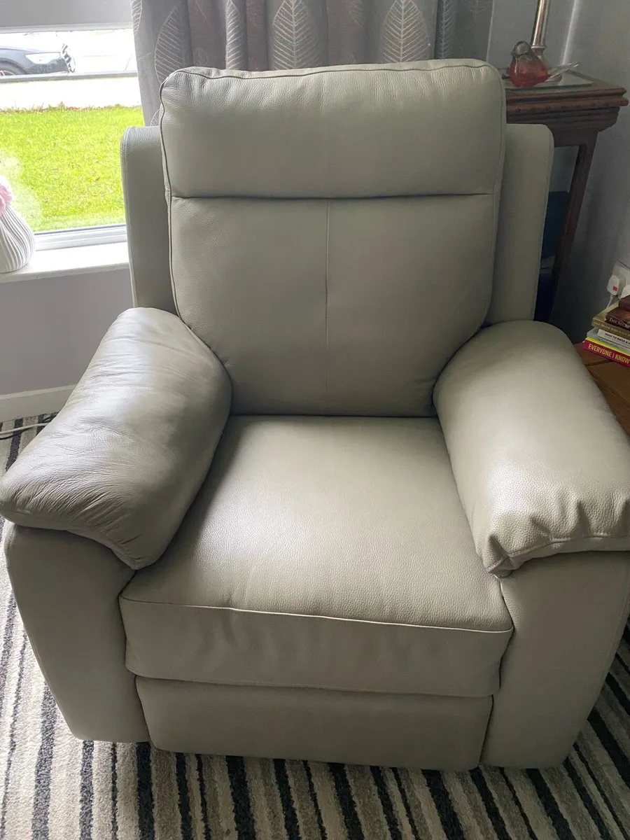 Reclining leather 2 seater and 2 reclining chairs - Image 1