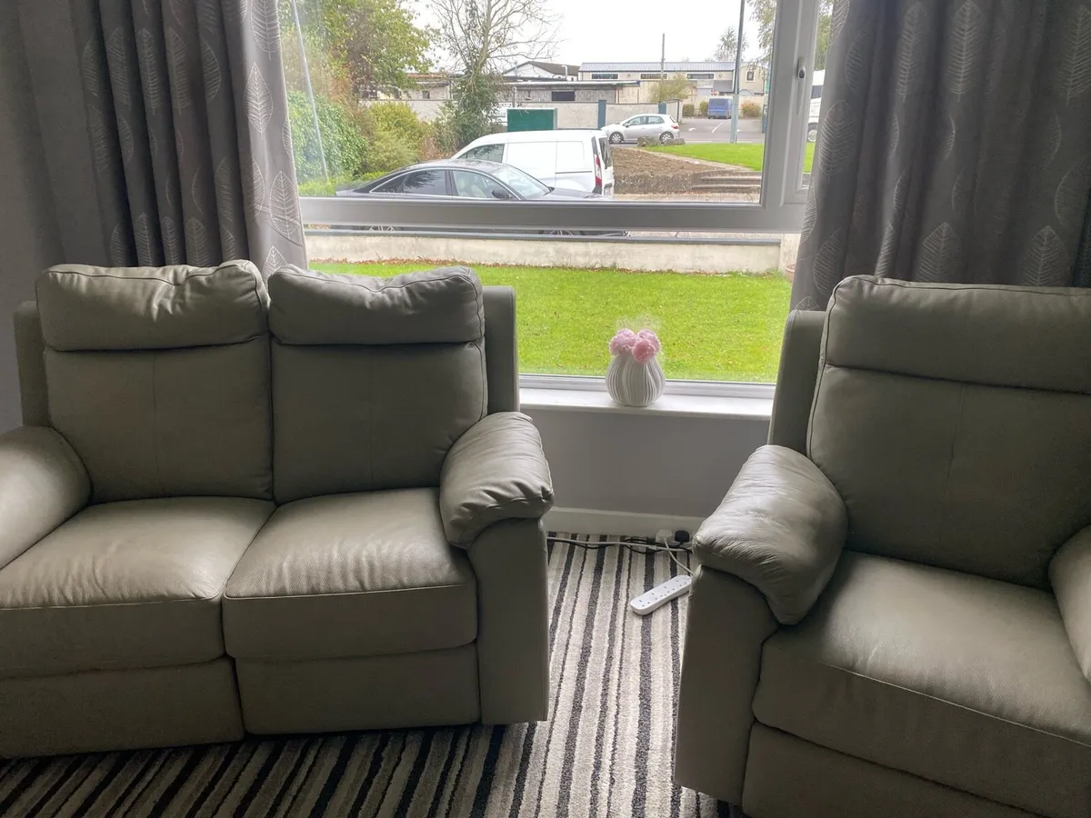 Reclining leather 2 seater and 2 reclining chairs - Image 2