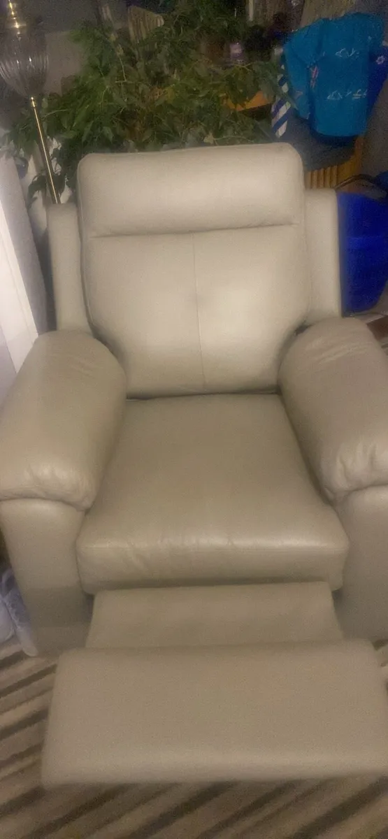 Reclining leather 2 seater and 2 reclining chairs - Image 3