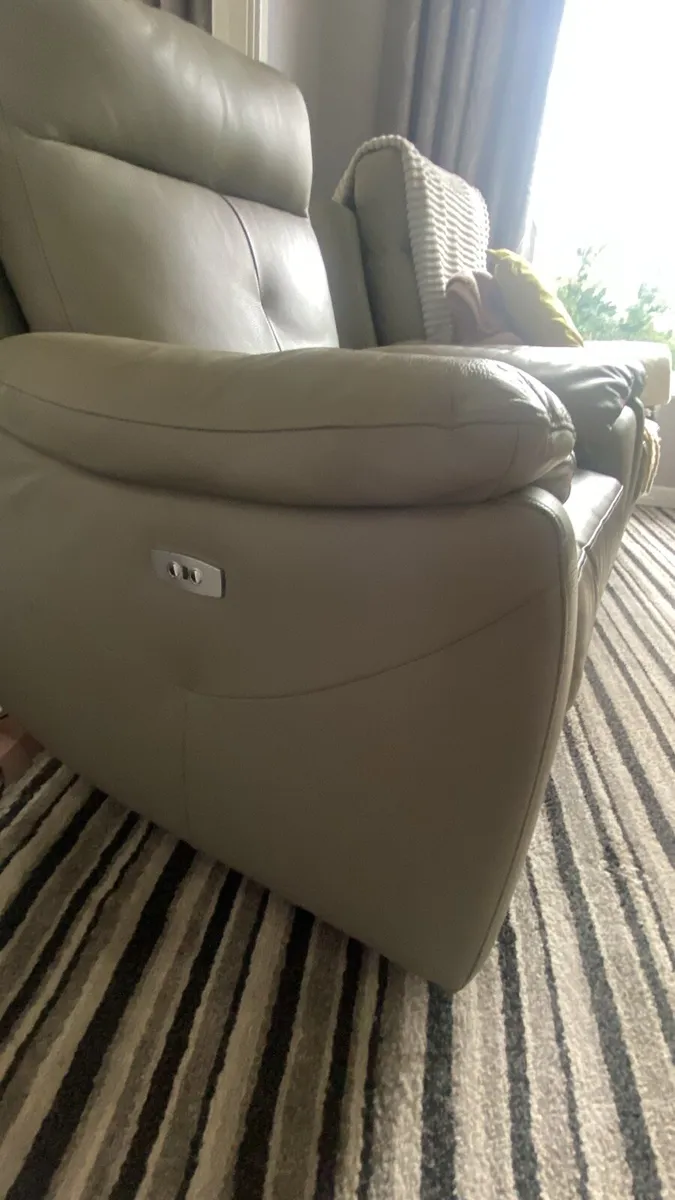 Reclining leather 2 seater and 2 reclining chairs - Image 4