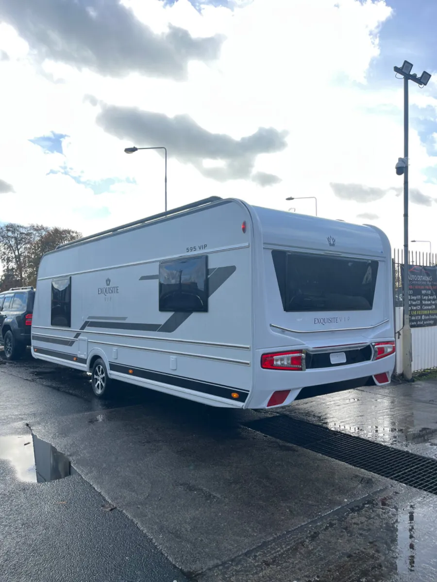 Lmc 4 Berth Fixed Island Bed Caravan - Image 4