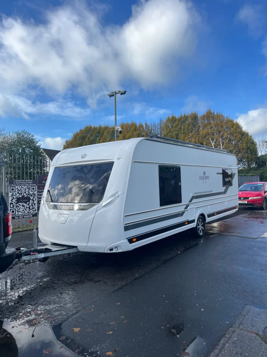 Lmc 4 Berth Fixed Island Bed Caravan - Image 3