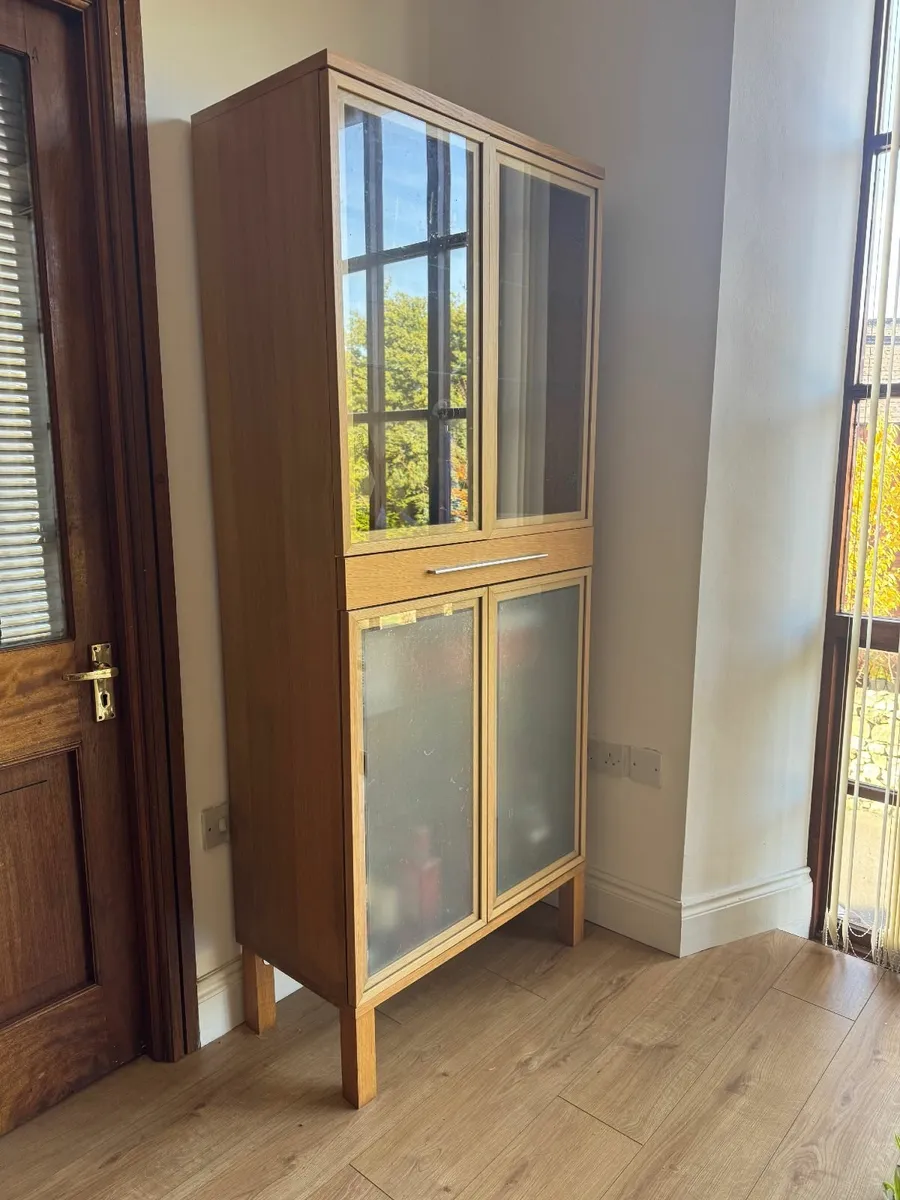 Cabinet with glass door and shelves - Image 1