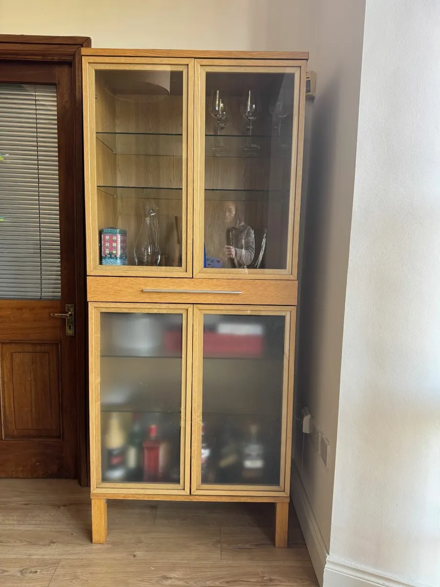 Cabinet with glass door and shelves - Image 2