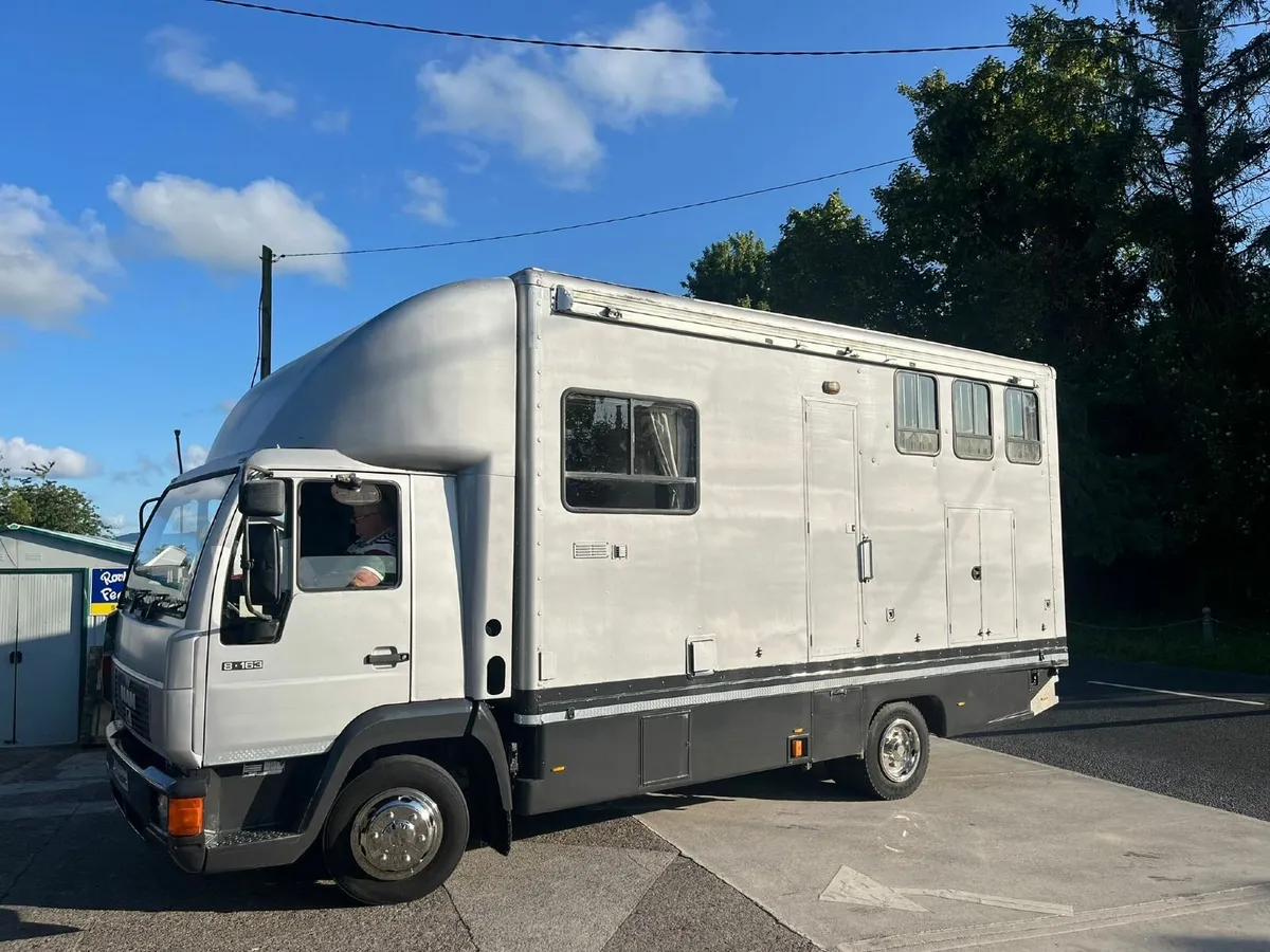 MAN 7.5 tonne 3 horse truck. - Image 2