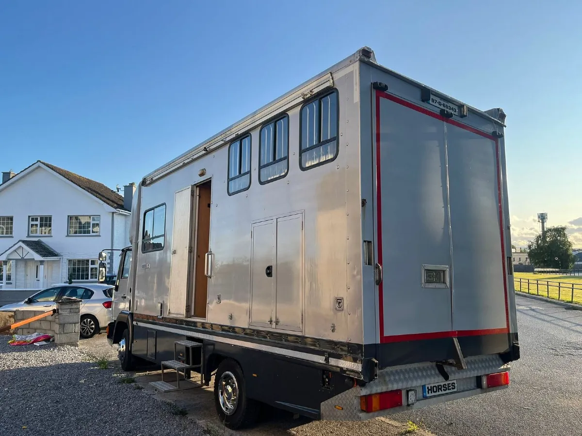 MAN 7.5 tonne 3 horse truck. - Image 3