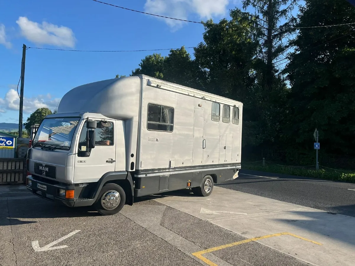 MAN 7.5 tonne 3 horse truck. - Image 4