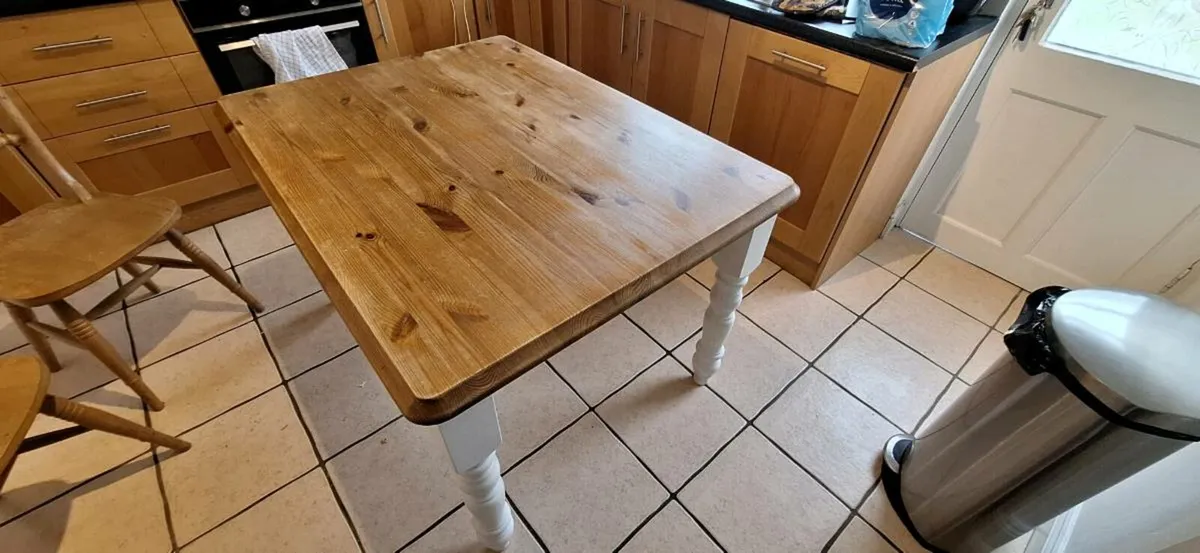 Solid pine table and 4 pine chairs - Image 1