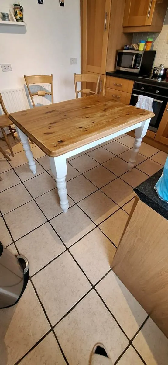 Solid pine table and 4 pine chairs - Image 2