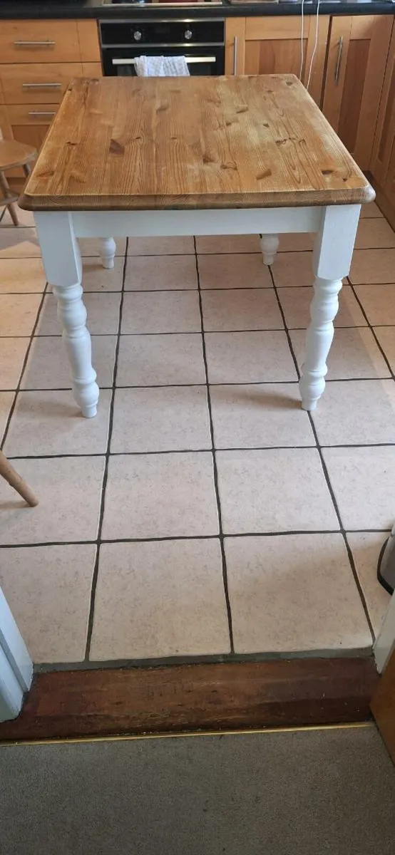 Solid pine table and 4 pine chairs - Image 3