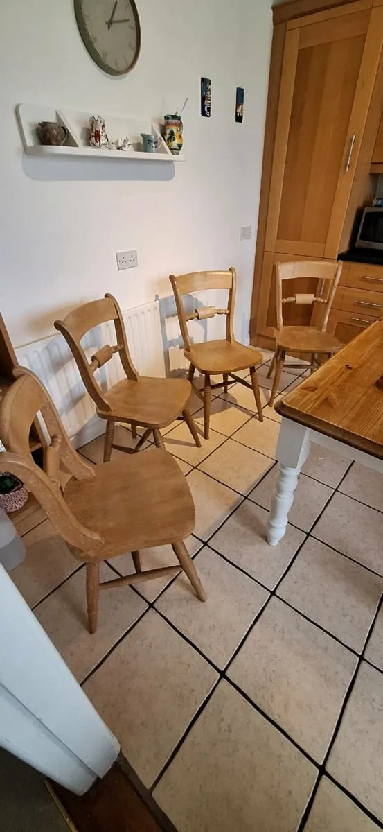 Solid pine table and 4 pine chairs - Image 4