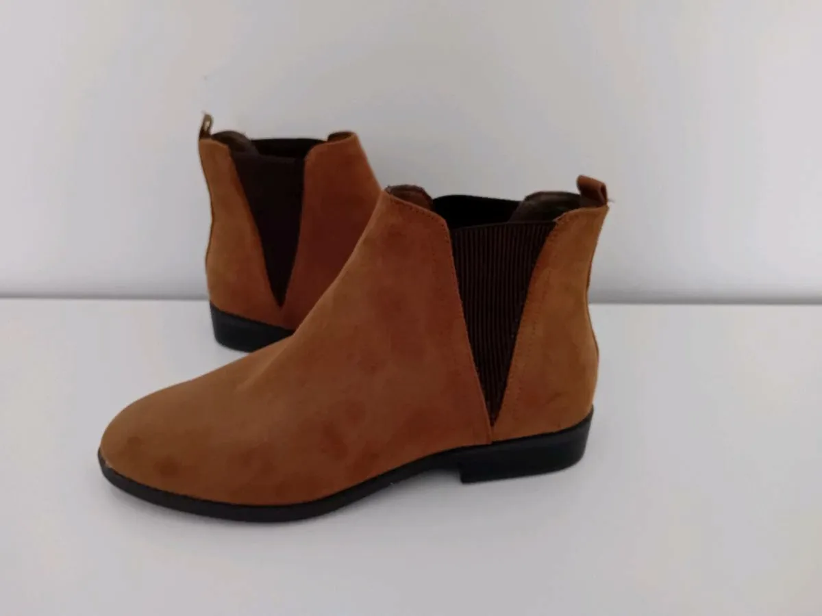 Ladies Chelsea Boots (New) - Image 1