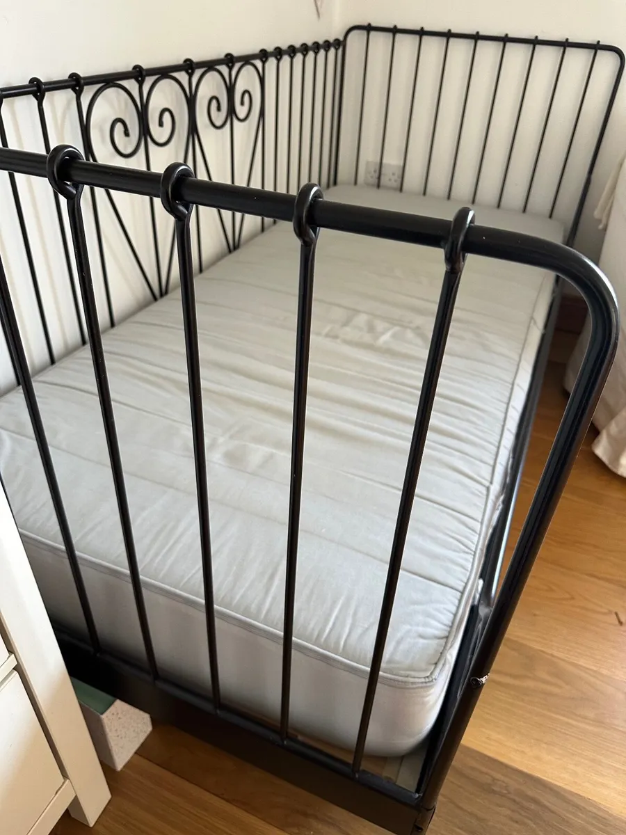 2 single beds - Image 2