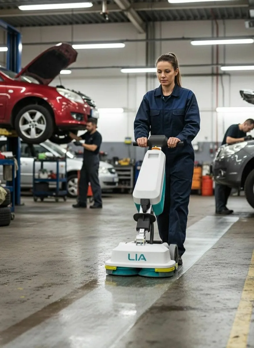 LIA PRO Battery-Powered Scrubber Dryer - Image 1