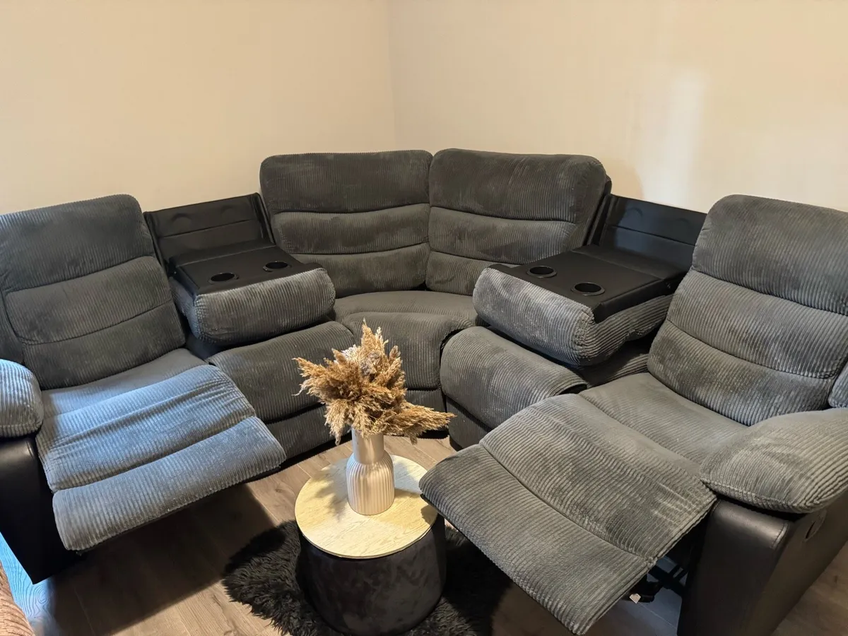 Recliner fabric corner suite with 2 drink holder - Image 1