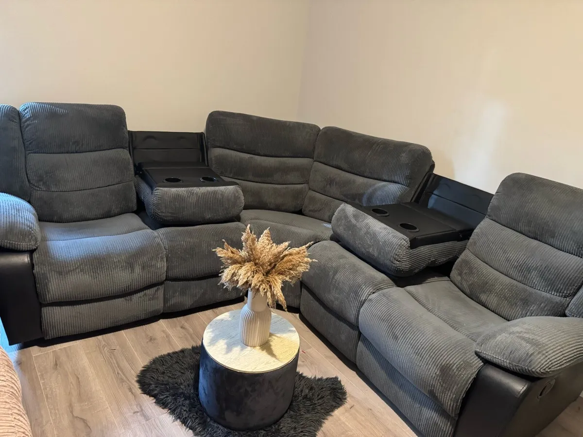Recliner fabric corner suite with 2 drink holder - Image 2