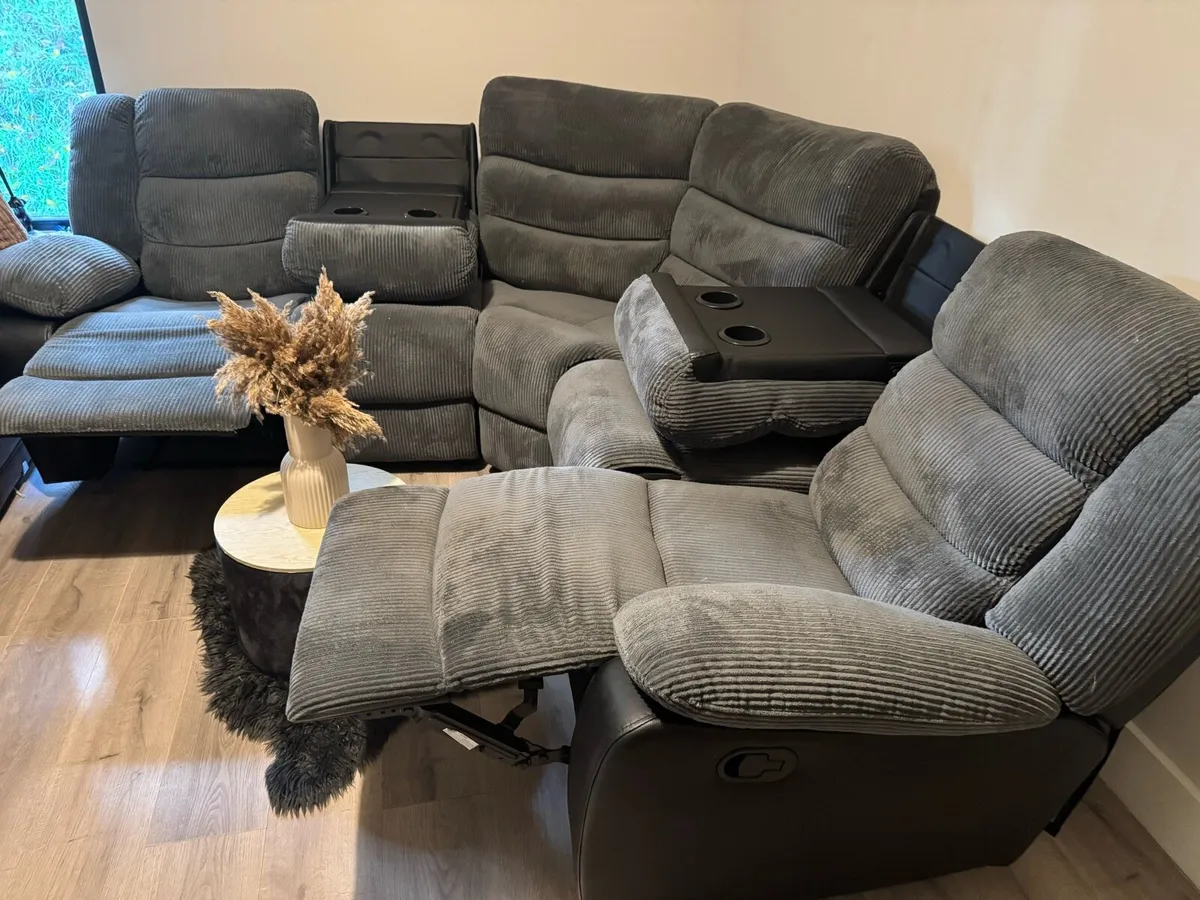 Recliner fabric corner suite with 2 drink holder - Image 4