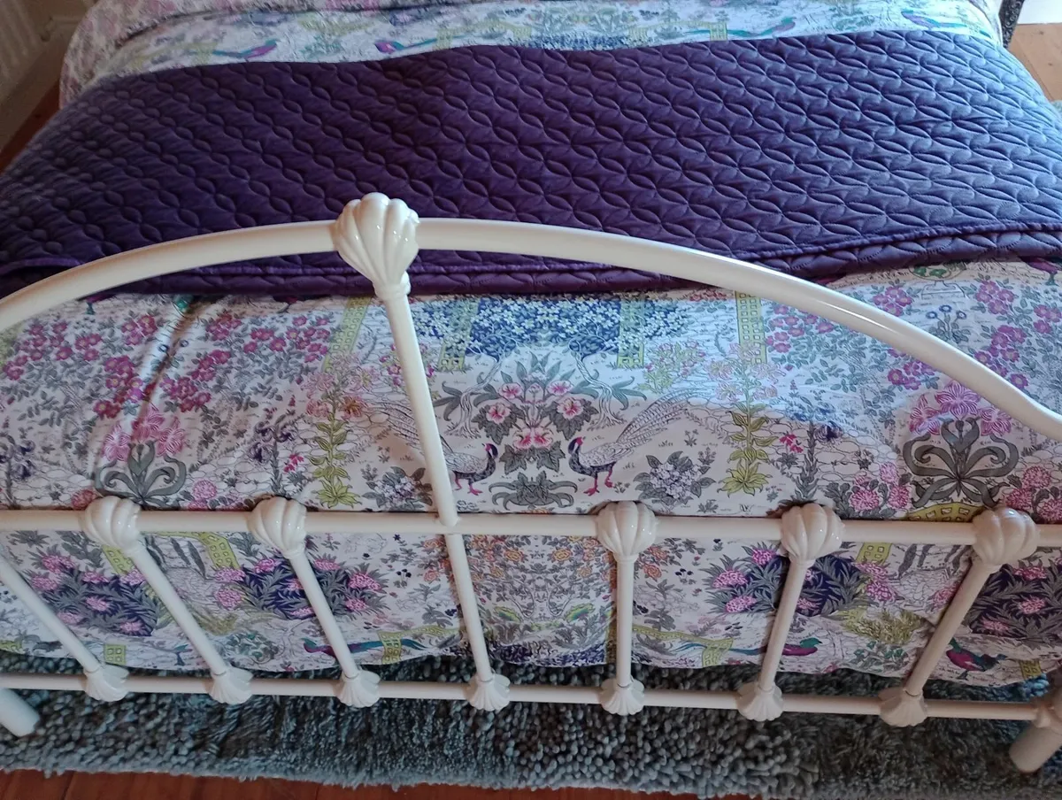 Beautiful double metal bed frame - Image 4