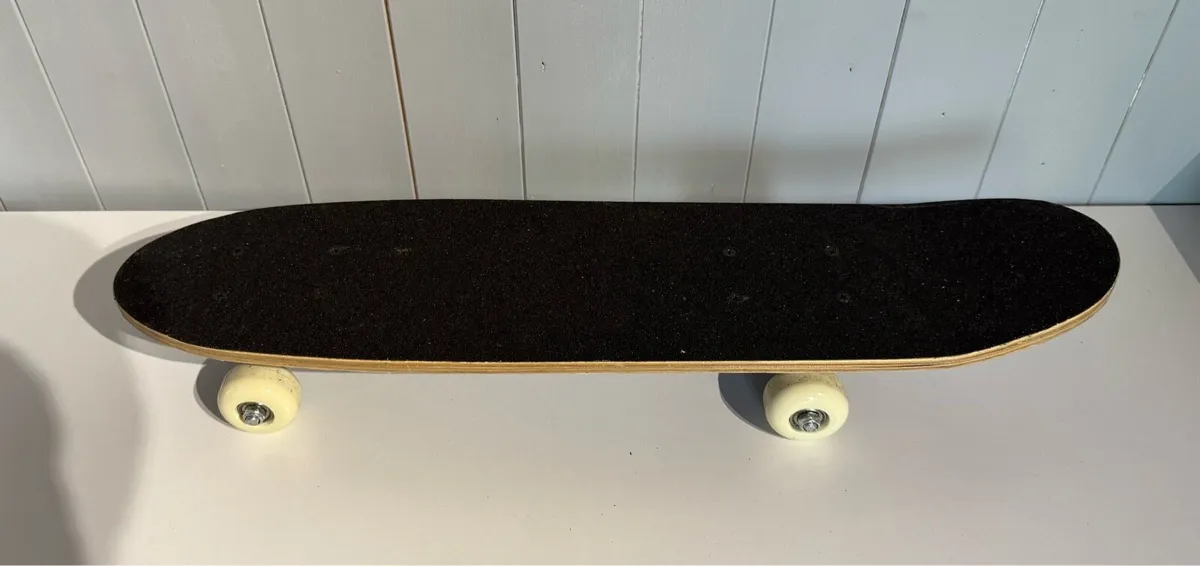 Skateboard and protection pack - Image 3