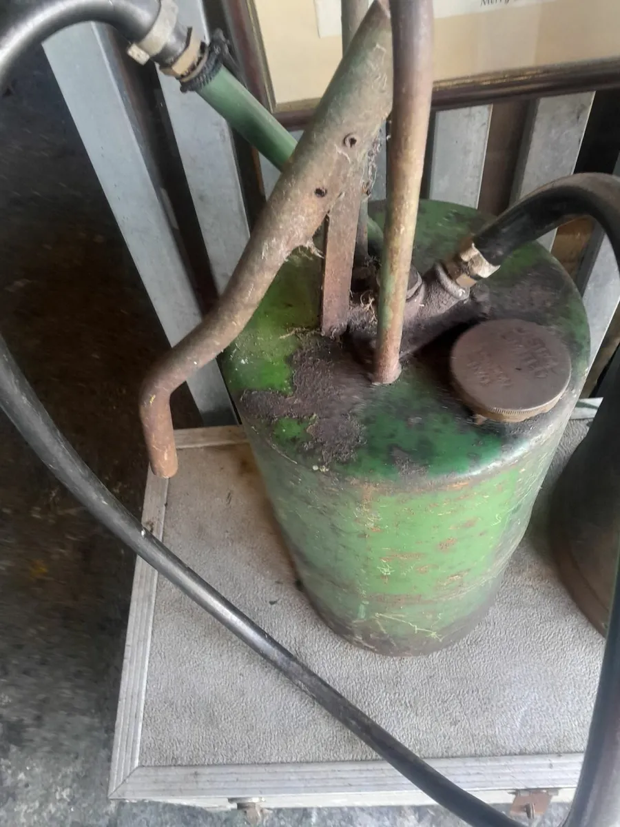 Vintage castrol oil pump - Image 1