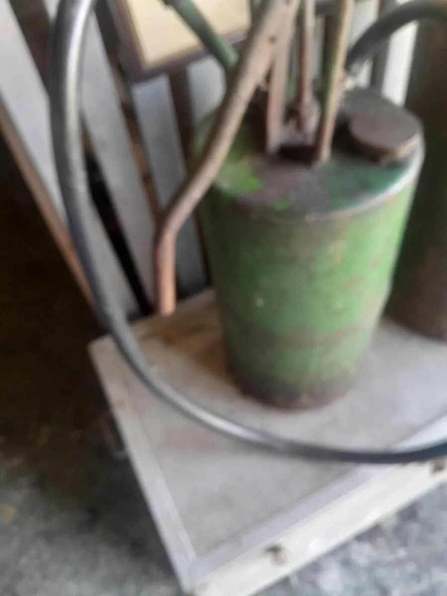 Vintage castrol oil pump - Image 2