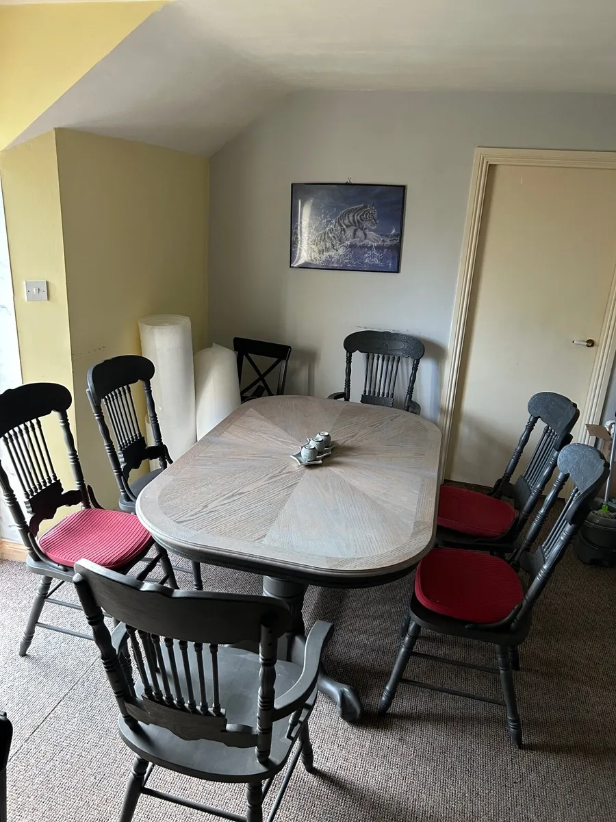 Table and 6 chairs - Image 1