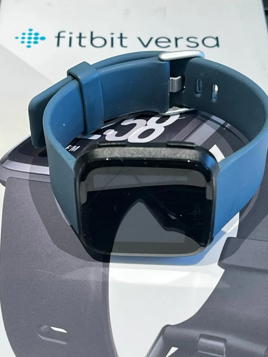 Fitbit  Versa Large Black Cracked Screen - Image 2