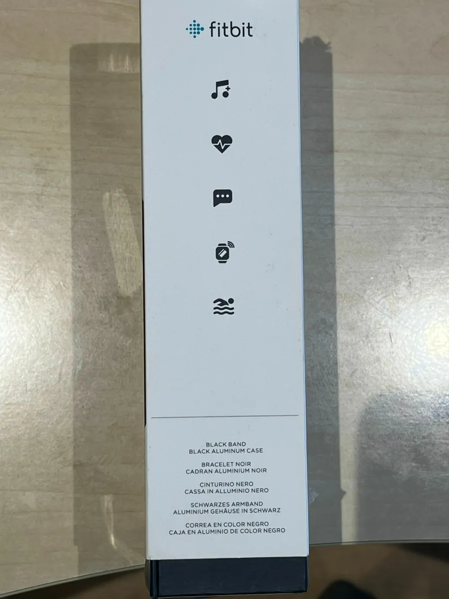 Fitbit  Versa Large Black Cracked Screen - Image 4