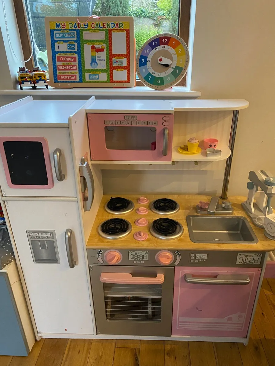 Toy kitchen