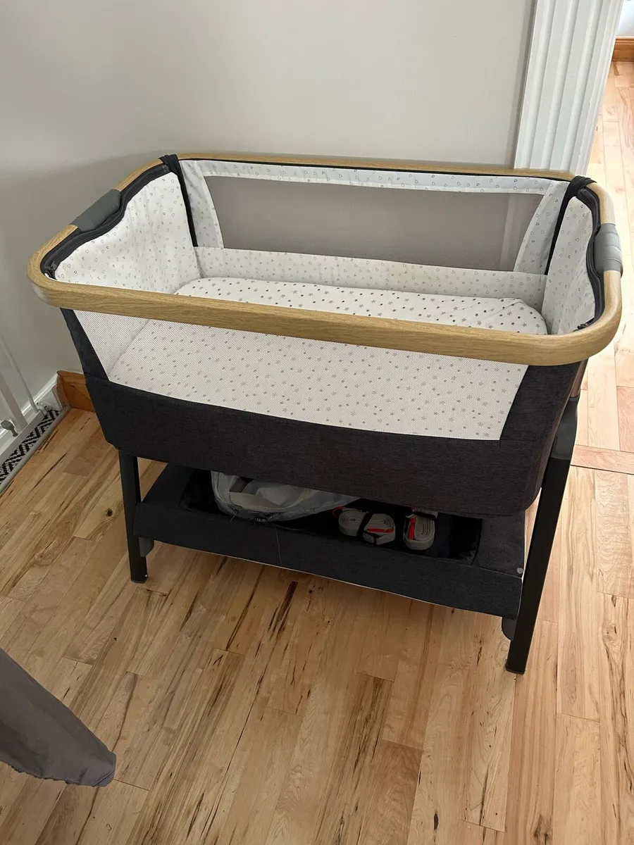 Bedside crib /travel cot with memory foam mattress - Image 3